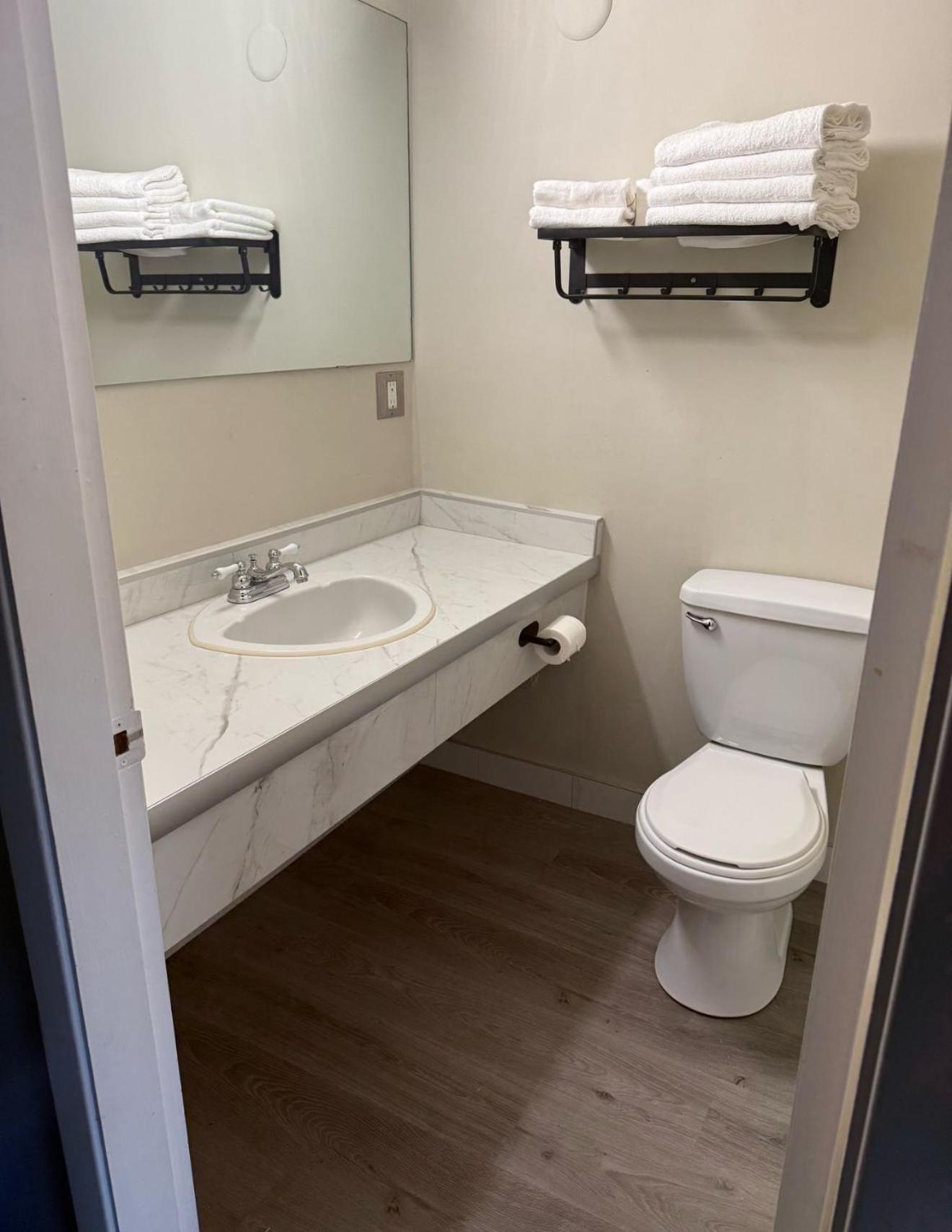 Canadas Best Value Inn Kelowna Kültér fotó
